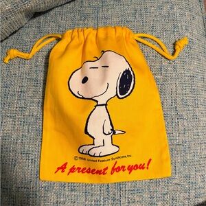 PEANUTS COLLECTORS…Vintage yellow (goldenrod) SNOOPY Drawstring Bag